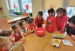 Dzieci z grupy Kaczusie (ul Nowa) podczas świętowania dnia Tłusty Czwartek. Dzieci przygotowują ciasto na pączki (photo)