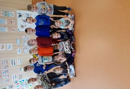Dzieci z grupy Pandusie (ul. Nowa) podczas świętowania dnia Tłusty Czwartek. Dzieci na zdjęciu grupowym z własnoręcznie zrobionymi pączkami (photo)