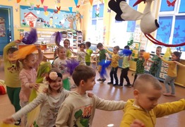 Dzieci z grupy Zajączki (Jarogniewice) w żółto-zielonych strojach podczas tańca z kolorowymi chustkami z okazji Balu wiosennego. (photo)