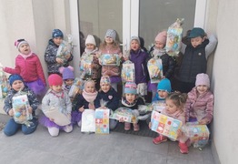 Dzieci z grupy Kaczusie (ul. Nowa) na zdjęciu grupowym z upominkami od zajączka (photo)