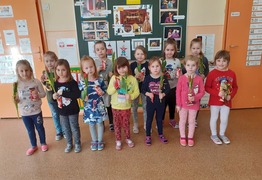 Dziewczynki z grupy Pracusie (Borówko Stare) z upominkami i kwiatkami otrzymanymi przez chłopców z okazji Dnia Kobiet (photo)