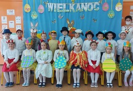 Dzieci z grupy Marzyciele (Borówko Stare) w przebraniach wiosennych po występach wielkanocnych (photo)