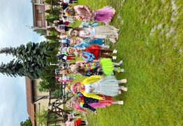 Dzieci z różnych grup przedszkolnych prezentujące strój hawajski (photo)