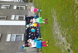 Panie z przedszkola przy ul. Nowej prezentujące taniec z pomponami przygotowany z okazji Dnia Dziecka (od lewej: p. Angelika, p. Ewelina, p. Martyna, p. Dorota, p. Magda) (photo)