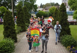 Korowód przedszkolaków- przebierańców przed Urzędem Gminy w Czempiniu (photo)