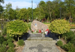 Burmistrz i Przewodniczący Rady składają kwiaty przy pomniku Floriana Marciniaka (photo)