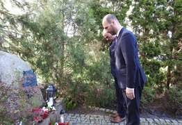Burmistrz i Przewodniczący Rady składają kwiaty przy pomniku Floriana Marciniaka (photo)