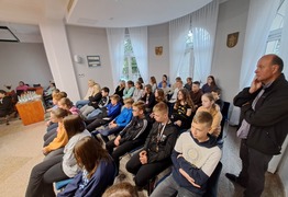 15.05.2023 r. uczniowie Szkoły Podstawowej w Czempiniu wzięli udział w kolejnej lekcji samorządności. Została ona przeprowadzona w sali sesyjnej Starostwa Powiatowego w Kościanie.  W spotkaniu udział wzięli Wicestarosta Kościański- p. Dorota S (photo)